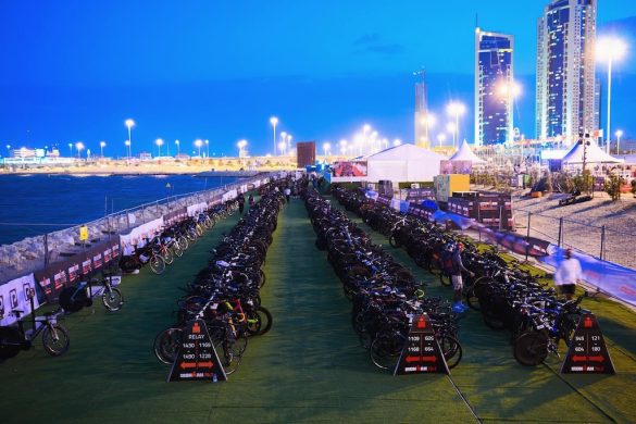 De wisselzone van de 70.3 Ironman Bahrain vrijdagochtend (foto: Ironman Bahrain)
