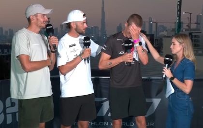 Sam Long barst voor de camera in tranen uit na de T100 Grand Final in Dubai (foto: screenshot 3athlon.be)