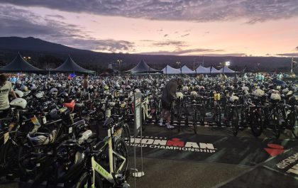 De enorme wisselzone voor de start van het WK Ironman in Hawaii (foto: 3athlon.be)