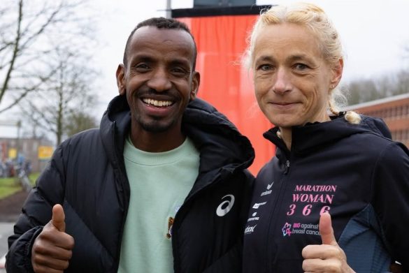 Hilde Dossogne met Bashir Abdi die op 31 december voor de 366ste marathon het startschot gaf (foto: Instagram Marathon Woman RR)