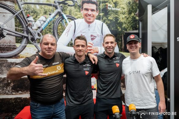 Nicola Christiaens en Bart Aernouts met Hans en Tim de 3athlon Praat Podcast live op Velofollies (foto: Finishfoto.be/Jim De Sitter)