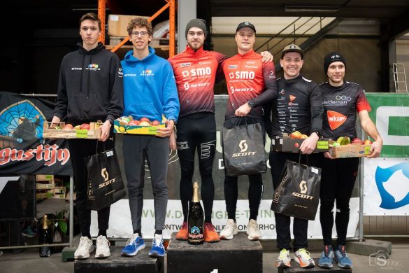 Remco Verbelen en Joris Basslé op het podium van de Run&Bike Eeklo (foto: SMO-Scott)