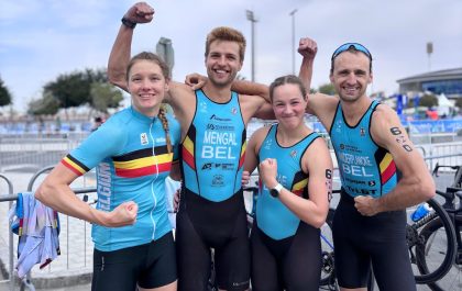 Belgian Hammers Jolien Vermeylen, Arnaud Mengal, Nele Dequae en Erwin Vanderplancke zijn blij met de 6de plaats in de Mixed Team Relay triatlon in Abu Dhabin (foto: Belgian Hammers)