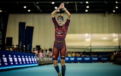 Imogen Simmonds werd tweede in de T100 Londen triatlon in 2024 (foto: T100)