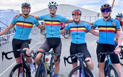 Arnaud Mengal, Erwin Vanderplancke, Nele Dequae en Jolien Vermeylen zijn klaar voor de WTCS Abu Dhabi triatlon (foto; Belgian Hammers)