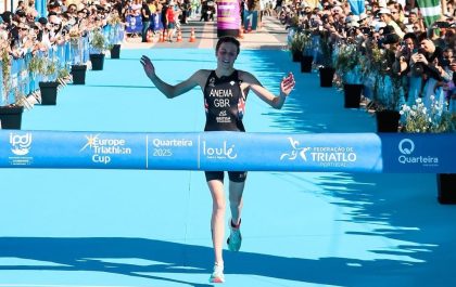 De Britse triatlete Tilly Anema wint verrassend de Europe Triathlon Cup in Quarteira (foto: Europe Triathlon)