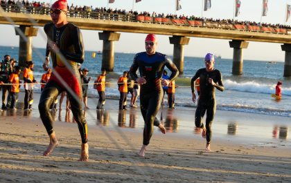 Marten Van Riel (rechts) komt met de kopgroep uit het water in de Ironman Zuid-Afrika (foto: Ironman/Chris Hitchcock)