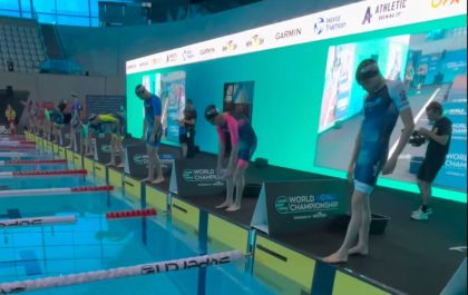Joris Basslé (rechts) aan de start van heat 2 van het WK E Triatlon in Londen (foto: screenshot 3athlon.be)