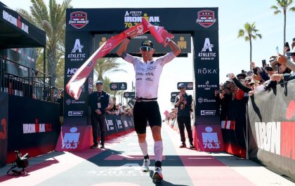 Lionel Sanders pakt de winst in de 70.3 Ironman Oceanside (foto: Sean M. Haffey/Getty Images for IRONMAN)