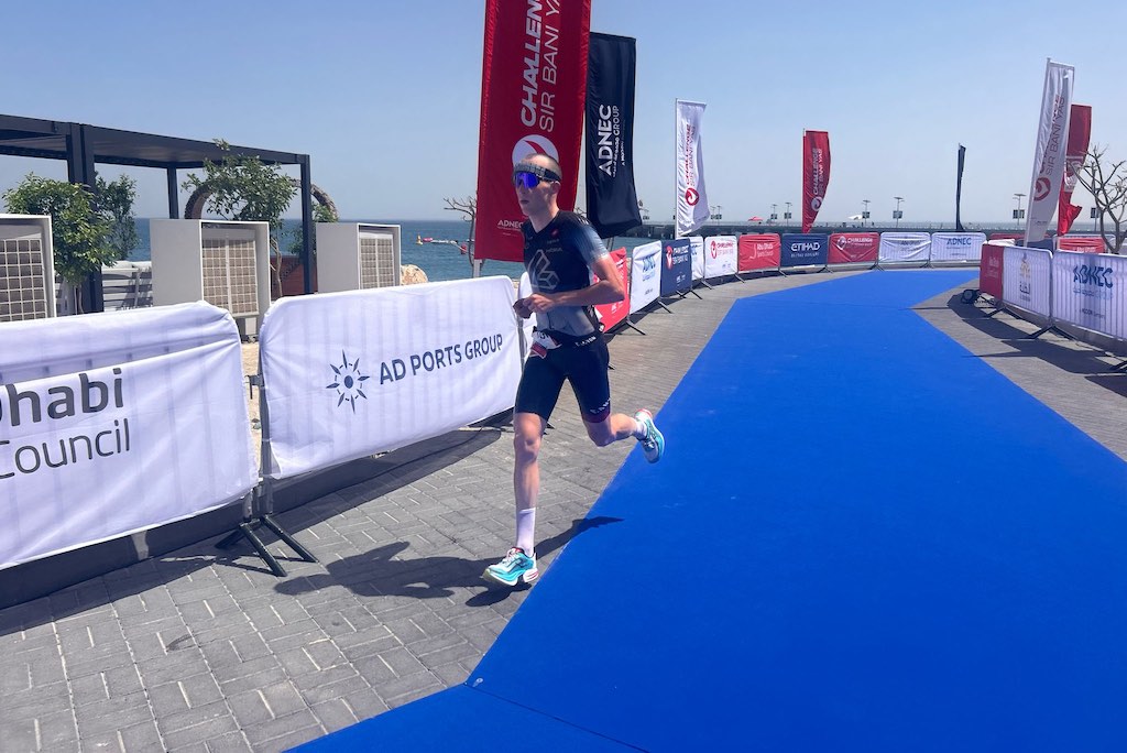 Nick Thijs op weg naar plaats 10 in de Challenge Sir Bani Yas triatlon (foto: 3athlon.nl)