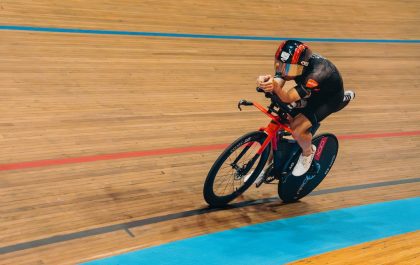 Aero test van triatleet Pamphiel Pareyn op de piste in Gent (foto: Brecht Vanderveken)