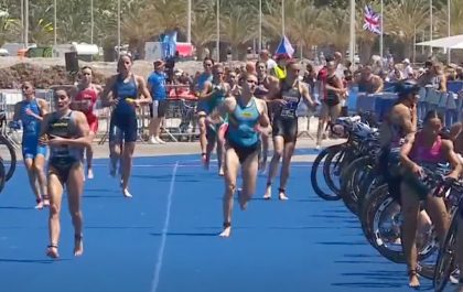 Jolien Vermeylen in de wisselzone in de WTCS Alghero triatlon (foto: screenshot 3athlon.be)