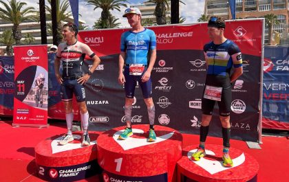 Jonathan Wayaffe (r) op het podium van de Challenge Salou triatlon (foto: 3athlon.nl)