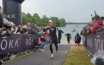 Joran Driesen met de kopgroep uit het water in de 70.3 Ironman Kraichgau (foto: 3athlon.be/Arno Meeusen)