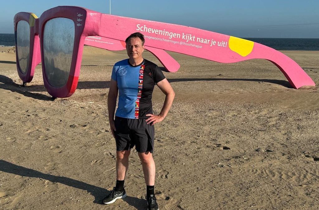 Belgische eerste minister met looptruitje van Brusselse triatlonclub bij NAVO-top in Scheveningen