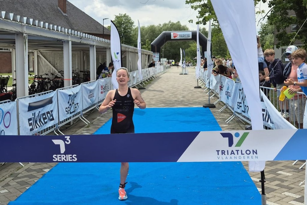 Lotte Vandekerckhove wint de T3 triatlon in Dendermonde (foto: 3athlon.be)