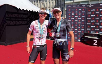 Greg Van Avermaet viert zijn tweede plaats bij de age groupers in de 70.3 Ironman Nice met pro-winnaar Marten Van Riel (foto; Arnaud Dely)