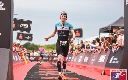 Senne Bes aan de finish van de 70.3 Ironman Westfriesland (foto: Ironman/Sportograf)