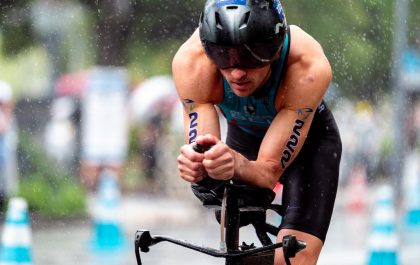 Wim De Paepe op de fiets in de WTPS paratriatlon in Yokohama waar hij de winst pakte in de PTS2 klasse (foto: World Triathlon)