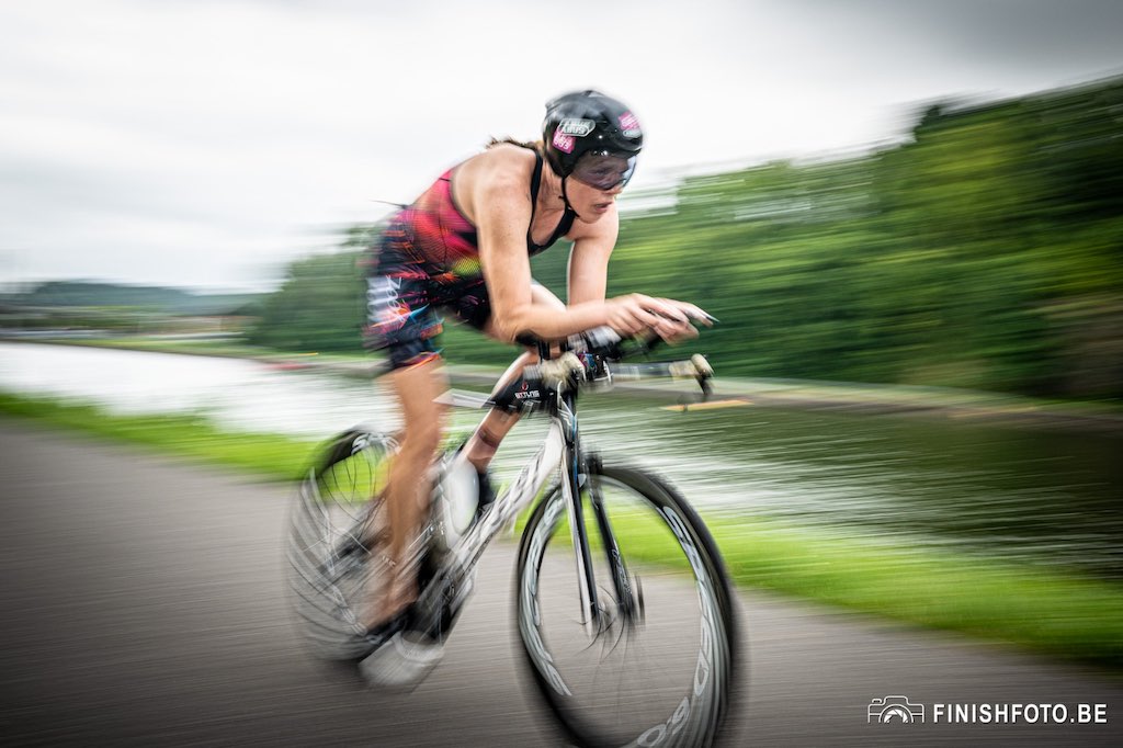 Snelle fiets foto in de Cave triatlon in Kanne (foto: Finishfoto.be/Jim De Sitter)