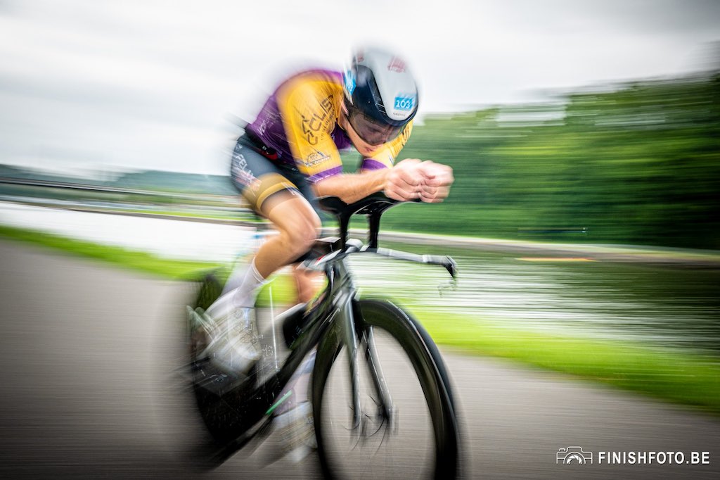 Snelle wielrenner/triatleet Jarne Cuelemans in de Cave triatlon in Kanne (foto: Finishfoto.be/Jim De Sitter)