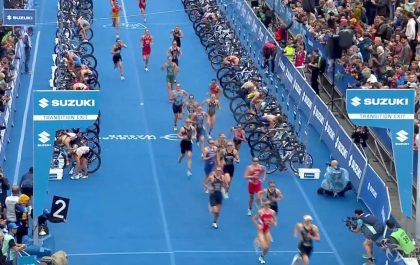 Jolien Vermeylen en Nele Dequae wisselen met de grote kopgroep in de WTCS triatlon in Hamburg (foto: screenshot 3athlon.be)