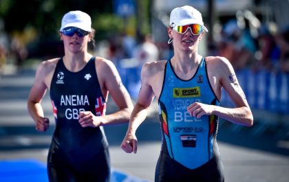 Jolien Vermeylen loopt naar de tweede plaats in de World Cup triatlon in Tiszaujvaros (foto: World Triathlon)