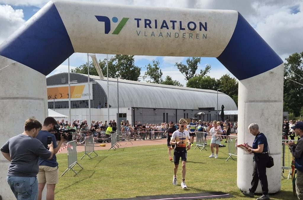 Sander Heemeryck na spannende spurt en Katrien Verstuyft winnen kwarttriatlon Kapelle op den Bos