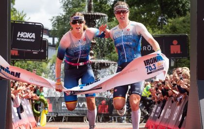 Caroline Pohle (links) en Lena Meisner (rechts) spurten om de overwinning in het EK 70.3 Ironman in Jonkoping (foto: Michael Campanella/Getty Images for IRONMAN)