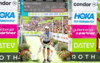 Sam Laidlow aan de finish in Challenge Roth (foto: Challenge Roth/Christoph Raitel)