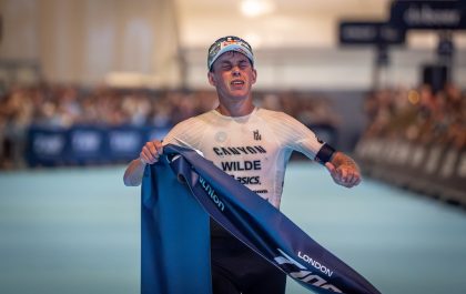 Een emotionele Hayden Wilde wint de T100 London triatlon (foto: T100/That Cameraman)