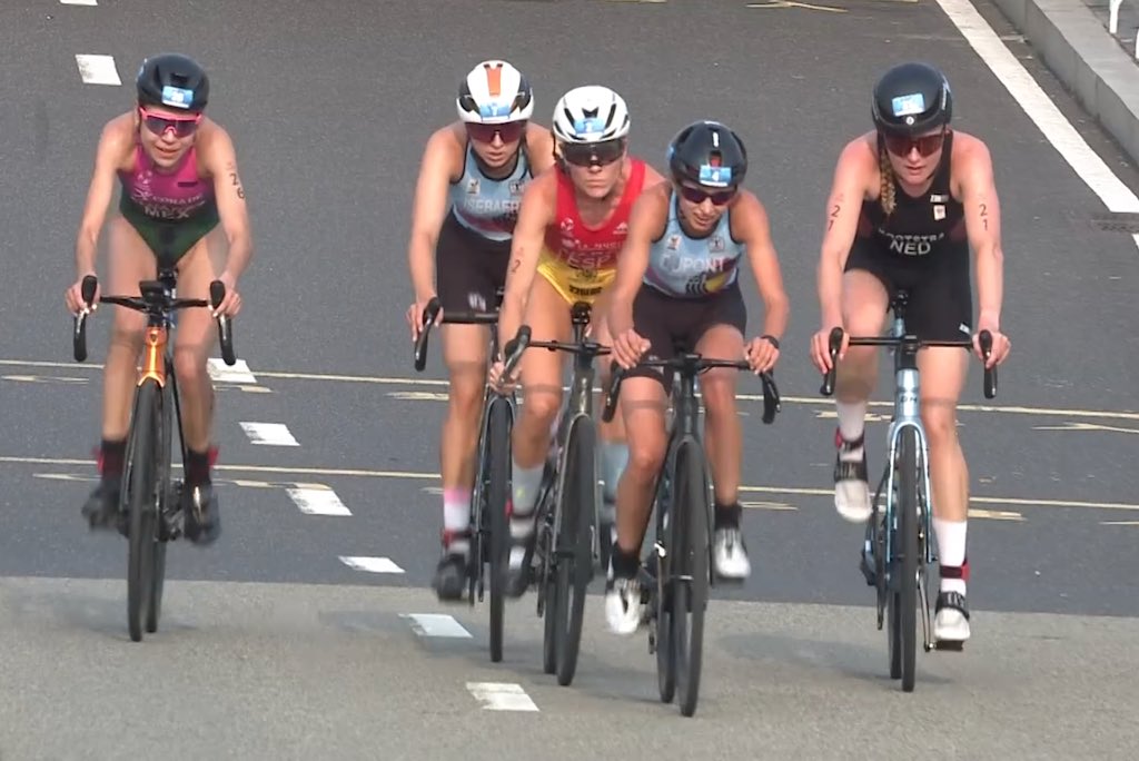 Jeanne Dupont en Lisa Isebaert in de kopgroep in de World Games duatlon in Chengdu (foto: screenshot 3athlon.be)