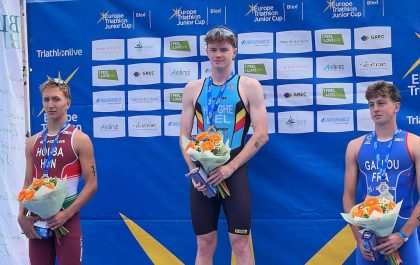 Cis Huyghe op het podium van de Europe Junior Triathlon Cup in Bled (foto; Cis Huyghe RR)