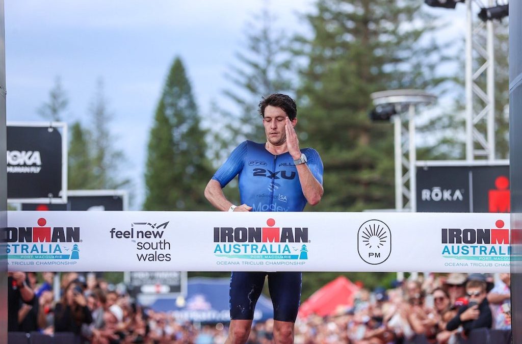 Australische pro-triatleet laat olympisch kampioene passeren aan finish Sydney Marathon