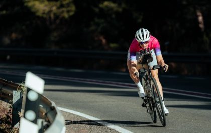 Hanne De Vet in de afdaling op het fietsparcours van het WK 70.3 Ironman in Marbella (foto: 3athlon.be/Gert-Jan D'haene)