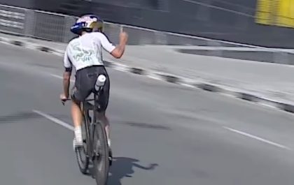 Hayden Wilde doet teken dat het nog 1 ronde is in de T100 Dubai (foto; screenshot 3athlon.be)