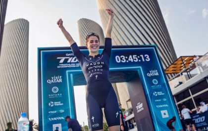 Kaet Waugh is de nieuwe wereldkampioene long distance triatlon na de T100 Qatar triatlon (foto: T100)