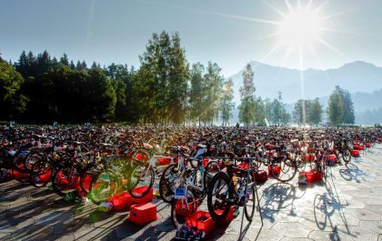 De wisselzone van het EK triatlon in Kitzbuhel (foto: Europe Triathlon)