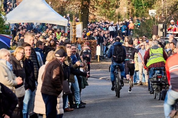seppe Odeyn tussen een zee van supporters in de Hel van Kasterlee (foto: Bert Aerts)