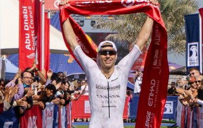 Jonas Schomburg wint de Challenge Sir Bani Yas triatlon (foto: Challenge Family)