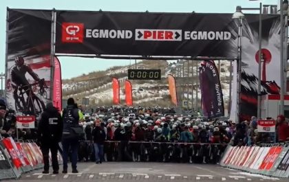 De start van de beach race Egmond-Pier-Egmond (foto; screenshot 3athlon.be)