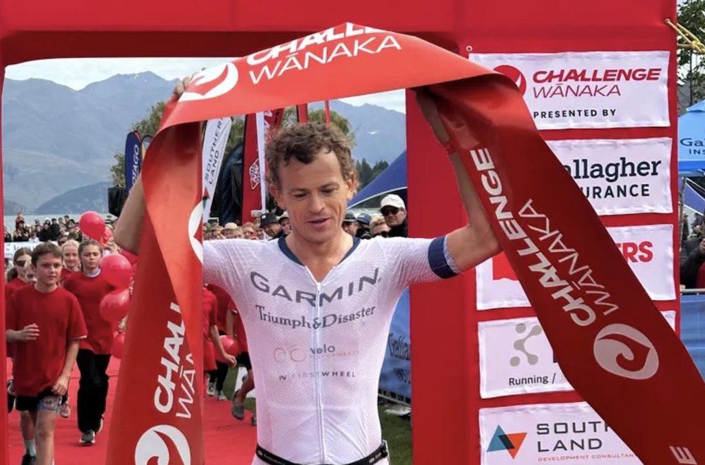 Tamara Jewett klopt Rebecca Clarke en Jack Moody wint van Frederic Funk in Challenge Wanaka triatlon