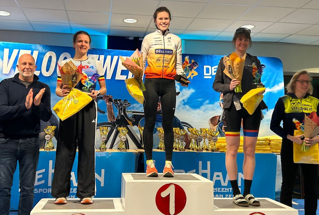 Emma Cottenie op het podium van de Veloopzwem in De Haan (foto: 3athlon.be)