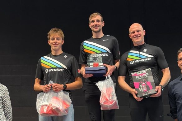 Toon Mariën met ploeggenoten Senne Dedapper en Jonas Mertens op het podium van de triatlon van Poperinge (foto: Atriac)
