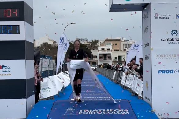 Alexandra Tondeur wint de Tri Portocolom 111 triatlon op Mallorca (foto; screenshot 3athlon.be)
