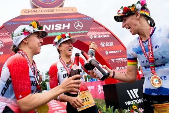 Julie Derron viert haar overwinning in de Challenge Taiwan triatlon (foto; Challenge Taiwan)