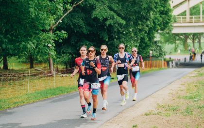 Het BK Duatlon standard distance keerde na 10 jaar terug in Viersel met hier de kopgroep bij de vrouwen (foto; Beachdoggo)