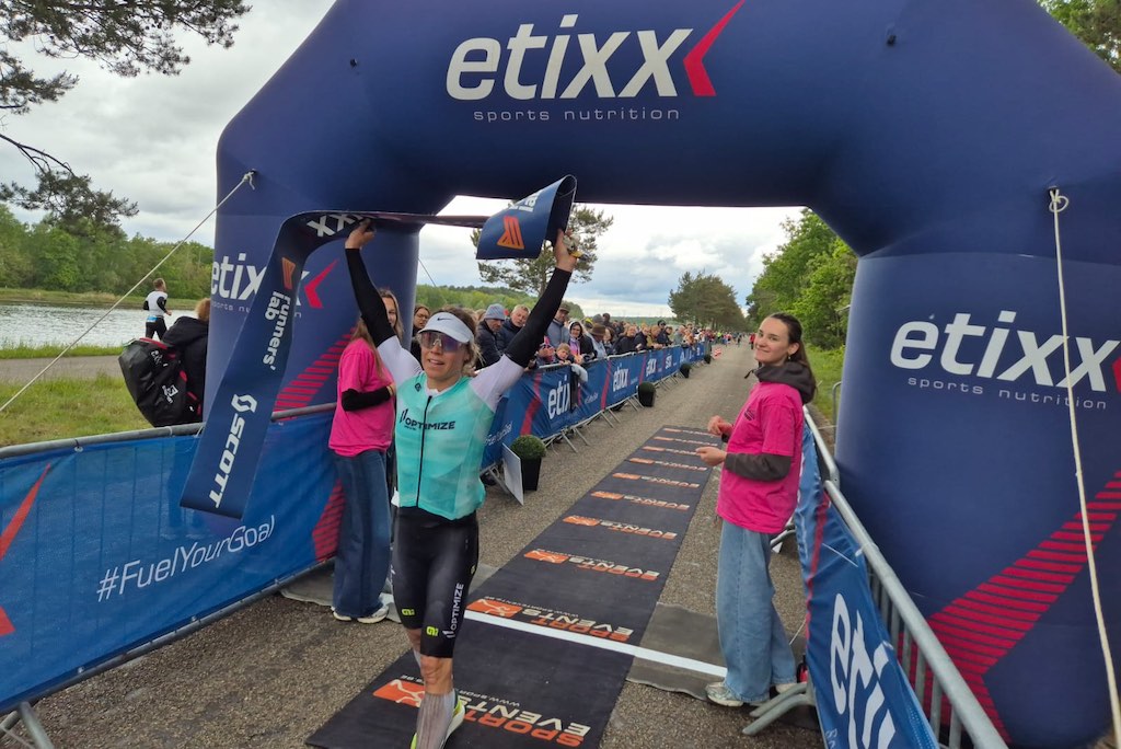 Christine Verdonck kwam als eerste over de streep in de 111 triatlon in Bilzen maar werd door de rolling start tweede (foto: 3athlon.be)