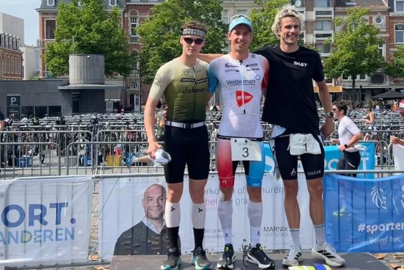Joran Driesen tussen Lars Van Eesbeeck en Dries Matthys op het podium van de City Triatlon van Leuven (foto; 3athlon.be)