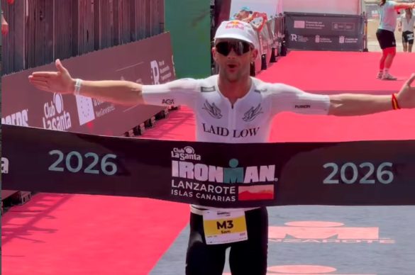 Sam Laidlow pakt de winst in Ironman Lanzarote (foto: screenshot 3athlon.be)